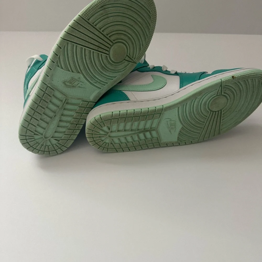 Wmns Air Jordan 1 Mid 'Marine
 High-Top Sneakers size 7 - Picture 8 of 8